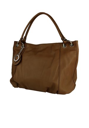 Sac fourre-tout en cuir marron avec ferrures argentées, deux poignées supérieures et une étiquette porte-clés. Texture douce, design souple avec des détails cousus.