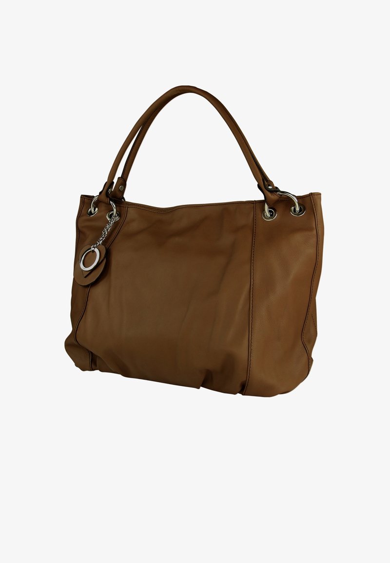 Bruine leren totebag met zilveren beslag, twee bovenhandvatten en een sleutelhangerlabel. Zachte textuur, slappe stijl met gestikte details.