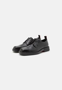 HUGO IKER DERB - Stringate - black