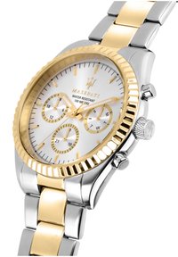 Maserati-Chronograph-Uhr mit einem Edelstahlarmband in Silber und Gold, strukturiertem Lünettenrand, weißem Zifferblatt und drei Subzifferblättern. Wasserdicht bis 100 m.