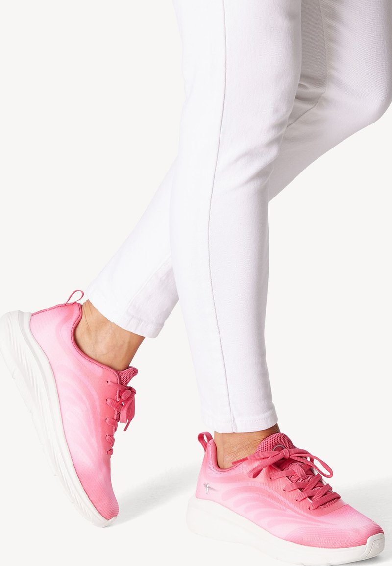Sneaker sportive rosa con design a gradiente, tomaia in rete e suola in gomma bianca. I lacci e la linguetta sono dello stesso colore della scarpa, con un dettaglio di branding discreto.