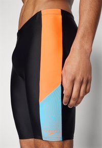 Speedo MENS DIVE JAMMER - Peldbikses - black/siren red/picton blue