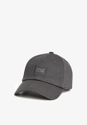 Cappellino da baseball grigio scuro con logo "POLO CLUB" ricamato davanti, con visiera curva e fori di ventilazione sui pannelli superiori.