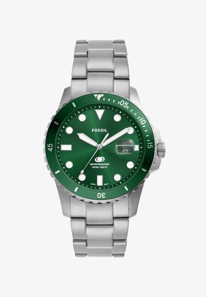 Orologio Fossil con quadrante verde, cinturino in acciaio inox argentato, cassa rotonda, indicatori luminosi e finestra della data, resistente all'acqua fino a 100 metri.