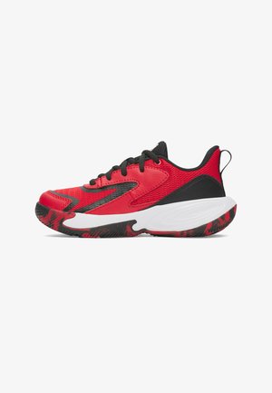 Czerwono-czarny sportowy sneaker z czarnymi sznurowadłami, białą śródstopą i czarno-czerwoną wzorzystą podeszwą, widok z boku na białym tle.