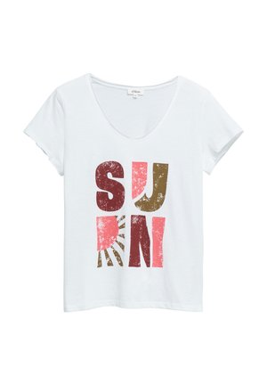 Biała koszulka z krótkim rękawem i dekoltem w serek z pogrubionymi, postarzałymi literami tworzącymi napis „SUN” w kolorach czerwonym, różowym i brązowym, z wzorem promieni słonecznych.