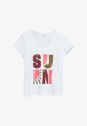 T-shirt blanc à manches courtes, col en V, avec des lettres épaisses et usées formant le mot « SUN » en rouge, rose et marron, avec un motif de rayons de soleil.