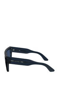 Occhiali da sole rettangolari blu navy con montatura spessa, dotati di dettagli metallici sulle astine e lenti scure. Materiale plastico liscio.