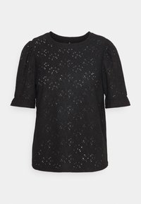 Černý top s krátkými rukávy vyrobený z texturované tkaniny, který se vyznačuje složitými výřezovými vzory, zakulaceným výstřihem a nařasenými akcenty na rukávech.