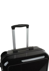 Maleta rígida negra con un acabado liso y brillante, que cuenta con un asa retráctil plateada y un zipper en la parte superior.