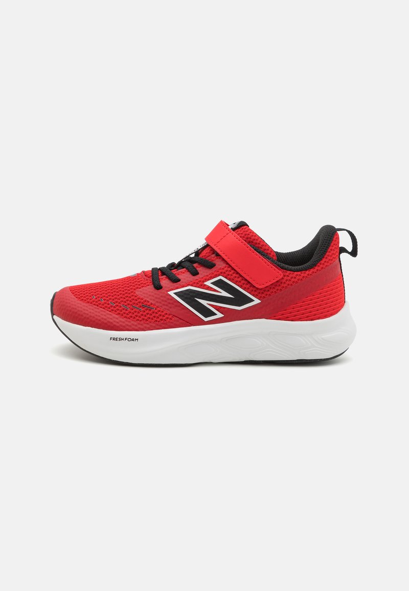 Baskets de sport rouges avec un dessus en maille, des accents noirs et une semelle blanche. Elles possèdent une sangle Velcro et un logo bien visible sur le côté.