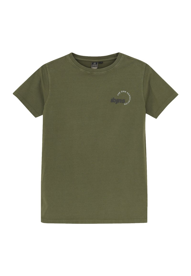 T-shirt en coton vert olive, manches courtes, col rond. Présente une petite impression graphique sur la poitrine gauche. Texture lisse, couleur unie.