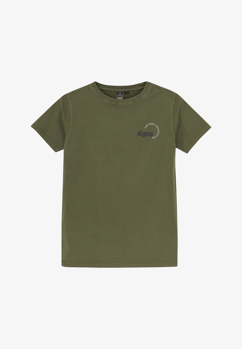 T-shirt en coton vert olive, manches courtes, col rond. Présente une petite impression graphique sur la poitrine gauche. Texture lisse, couleur unie.