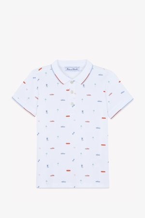 Bjela polo majica s raznobojnim uzorcima automobila, palmama i daskama za surfanje. Ima ovratnik s plavim i crvenim detaljima te tri gumba.