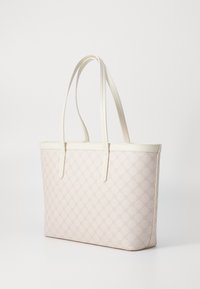 Sac fourre-tout en blanc doux avec un motif subtil. Comprend de longues poignées lisses et une forme rectangulaire structurée. Confectionné en matériau synthétique.