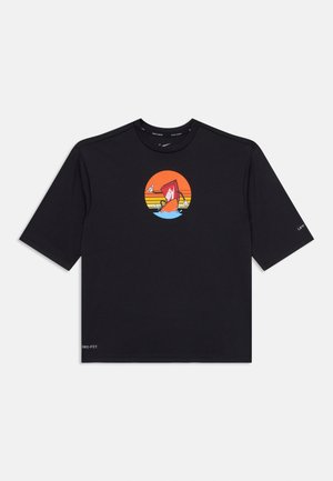 T-shirt preta de manga curta com um gráfico de um barco contra um pôr do sol e ondas, com uma textura suave e um corte relaxado. Logótipo na bainha.
