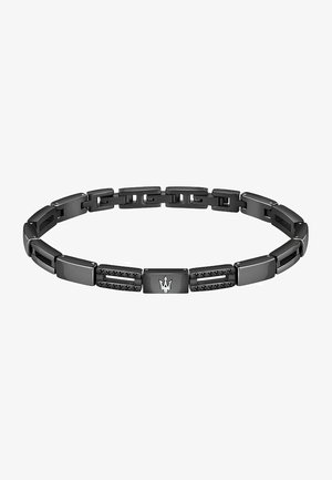 Zwart metalen armband met schakelstukken met glanzende accenten en gestructureerde secties. Centraal paneel toont een zilveren logo.