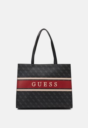 Czarna torba na ramię z wzorzystym zewnętrzem, czerwono-beżowymi poziomymi paskami oraz centralnym logo "GUESS". Posiada podwójne uchwyty.