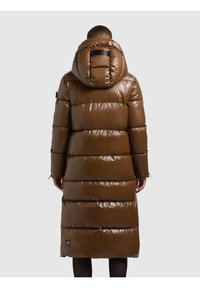 Ruda pūkinė striukė su gobtuvu, blizgaus paviršiaus, su siuvinėta dygsniuota tekstūra ir logotipo žyme ant nugaros. Ilgas, prigludęs siluetas.