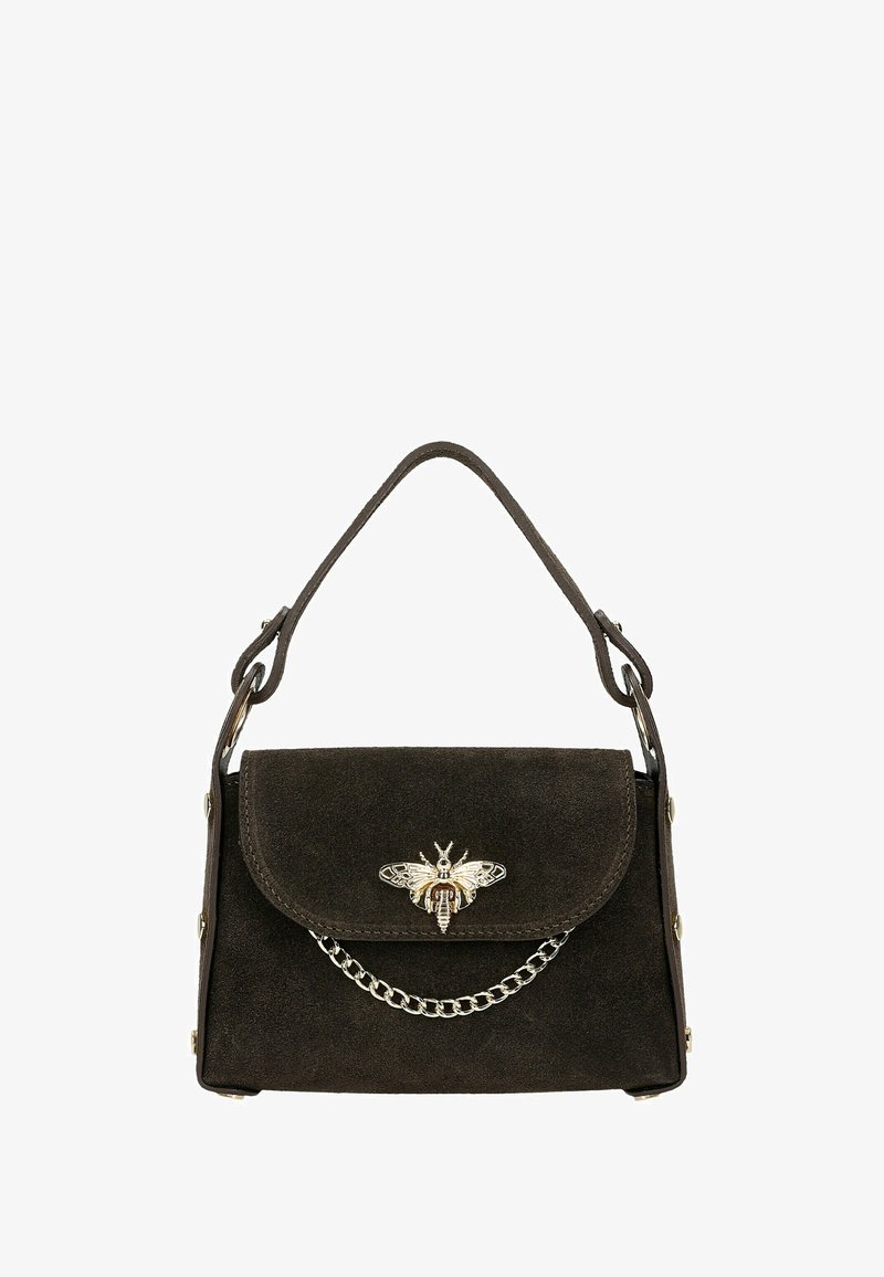 Braune Wildlederhandtasche mit einem Klappenverschluss, der mit einem dekorativen Bienenemblem, Kettenakzenten und einem gebogenen oberen Griff verziert ist.