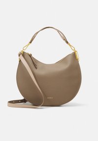 Bruine leren handtas met een halvemaanvorm, gouden hardware en een afneembare riem. Heeft een gladde textuur en een geperst logo.