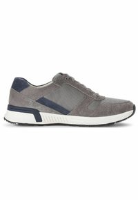 Graue Sneakers aus einer Mischung aus Wildleder und Mesh-Materialien, mit einer weißen Zwischensohle, dunkelblauen Akzenten und einer strukturierten Gummisohle.