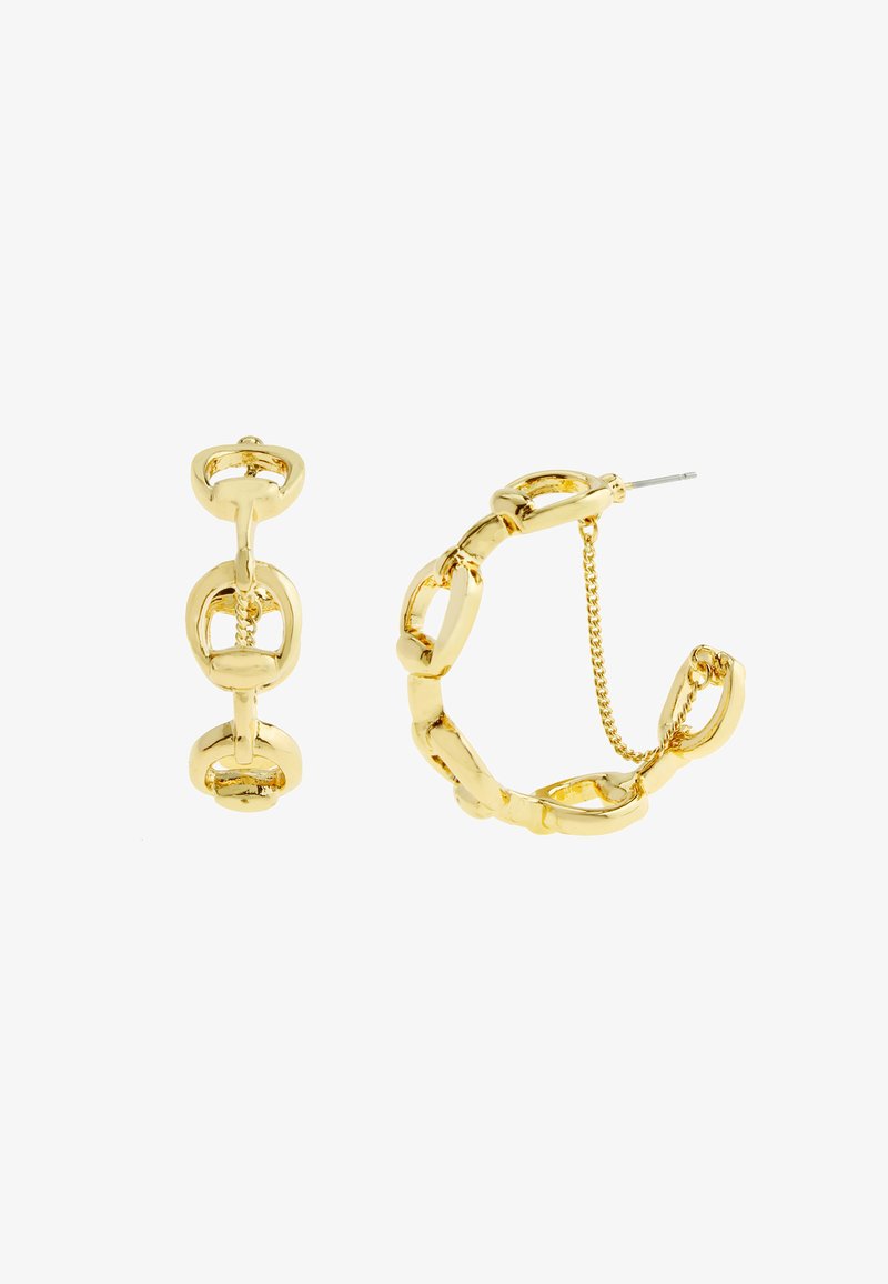 Boucles d'oreilles en ton doré avec un design de chaîne liée. Une boucle d'oreille est un anneau avec un accent en chaîne ; l'autre est de style clou avec des éléments liés.