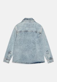 Giacca di jeans azzurro chiaro con collo, maniche lunghe, polsini con bottoni e taglio dritto. Texture consumata e dettaglio dello yoke posteriore.