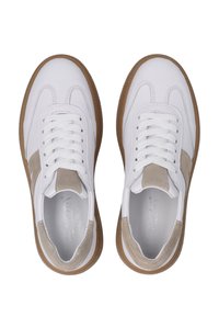 Weiße Sneakers mit beigen Wildleder-Akzenten, flaches Schnürdesign, runde Zehenform, strukturiertes Profil und Kontrastnähte.