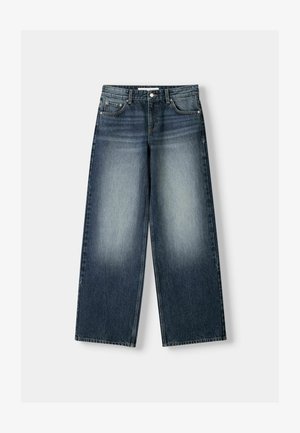 Jeans in denim a gamba larga di colore blu scuro, con un effetto di lavaggio sbiadito. Design a cinque tasche con chiusura a bottone e passanti per cintura.