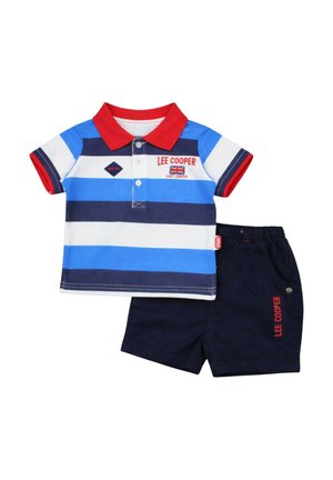Ensemble pour tout-petit composé d'un polo rayé bleu, blanc et marine avec col rouge et logo Lee Cooper, associé à un short marine avec texte Lee Cooper rouge.