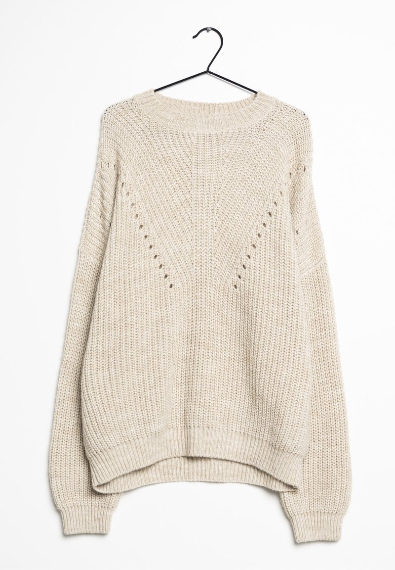 Pull en maille épaisse couleur crème avec manches longues suspendu à un cintre noir sur fond blanc.