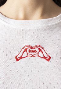 Kaotiko HEART HAND KAO - Tričko s potlačou - white