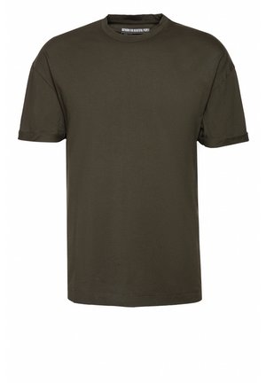 T-shirt vert olive à manches courtes avec un col rond. En coton, avec des manches retroussées et une coupe droite sans motifs visibles.