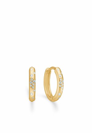 Złote kolczyki koła z błyszczącymi, przezroczystymi kamieniami szlachetnymi, o gładkim, zaokrąglonym kształcie i różnorodnym rozmieszczeniu kamieni dla efektu wizualnego.