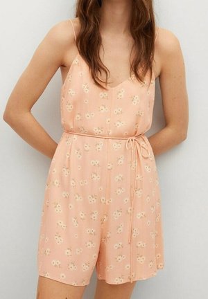 Combinaison-short fleurie couleur pêche avec bretelles spaghetti, encolure en V et taille nouée. Tissu léger orné de petits motifs floraux blancs.