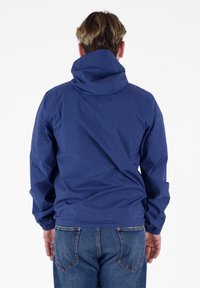 Giacca leggera blu con cappuccio, dotata di polsini elasticizzati e vestibilità comoda. La vista posteriore mostra una texture liscia e dettagli minimi.