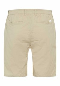 Beige katoenen shorts met een elastische tailleband, twee achterzakken en een klein logo-label op de rechterachterzak. Glad textuur.