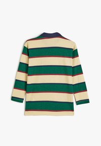 Langärmliges Poloshirt mit grünen, navyblauen und roten horizontalen Streifen auf einem cremigen Hintergrund, mit einem navyblauen Kragen und weichem Stoff.