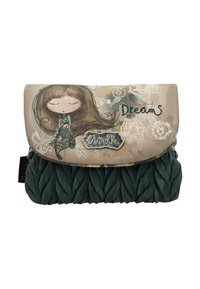 Bolso de mano con una parte superior de tela beige con un patrón que presenta una ilustración de una niña y el texto "Sueños", y una parte inferior de color verde oscuro con textura tejida.