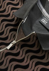 Next FLOCKED - Pikeepaita - black swirl