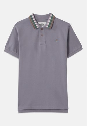 Vijolična polo majica z valovitim ovratnikom, ki ima zelene, rjave in rožnate črte; placket z tremi gumbi; vezena blagovna znamka na prsih.