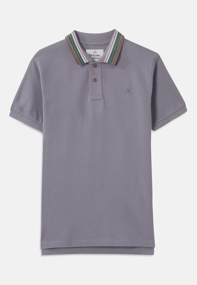 Camisa polo púrpura con cuello acanalado que presenta rayas verdes, marrones y rosas; tapeta de tres botones; logo bordado en el pecho.