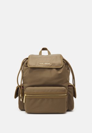 Brauner Nylon-Rucksack mit Klappe und goldfarbenen Beschlägen. Verfügt über eine vordere Reißverschlusstasche und zwei Seitentaschen, mit einer strukturierten Form und verstellbaren Trägern.