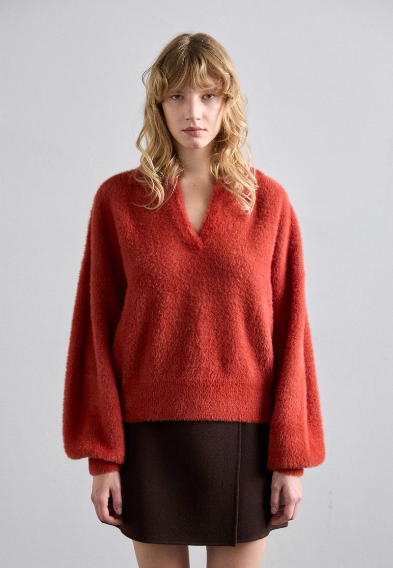 Stine Goya LONG SLEEVE NECKLINE COLLAR JUMPER,FLUFFY MONOGRAM - Jumper - red ochre