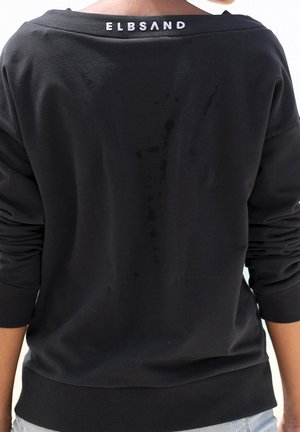 Sudadera negra con un cuello amplio y mangas largas, con un logo blanco "ELBSAND" en la parte trasera, ligeramente arrugada con manchas de agua.