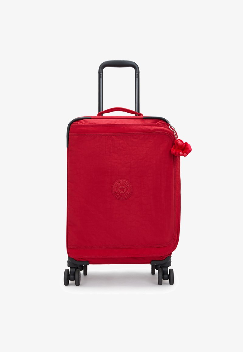 Valise souple rouge avec quatre roues multidirectionnelles noires, poignée rétractable, poche zippée à l'avant, et porte-clés en peluche rouge attaché.