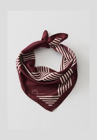 Bordeaux zijden sjaal met witte geometrische strepen, met een gestrikte knoop in een van de hoeken en een handtekeningdetail in de rechteronderhoek.
