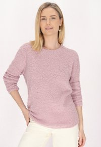 Hellrosa Strickpullover mit lockerer Passform, runder Ausschnitt und Dreiviertelärmeln. Weiche Textur mit leicht fluffigem Aussehen.