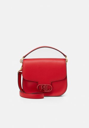 Borsa a tracolla in pelle rossa con manico superiore, chiusura a patta e dettaglio logo in rilievo sul davanti, su sfondo chiaro e uniforme.